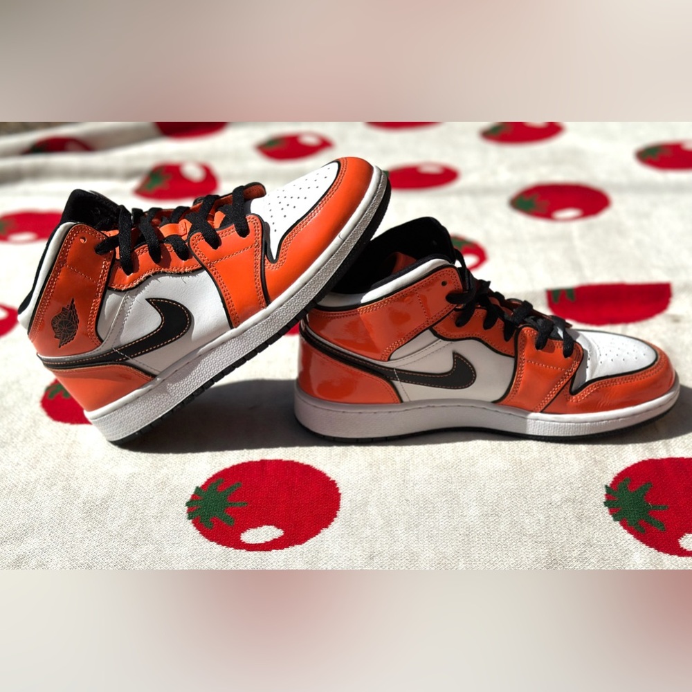 Air Jordan 1 Mid SE "Turf Orange" sneaker